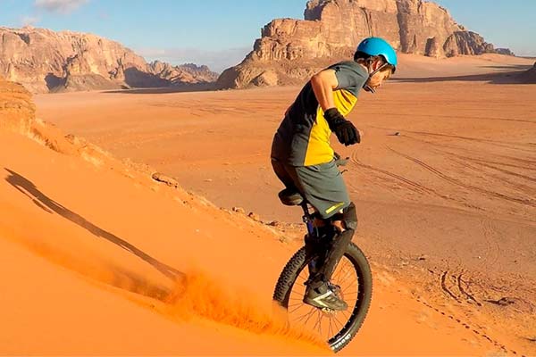 Freeride en el valle de Uadi Rum con Lutz Eichholz y su monociclo de montaña