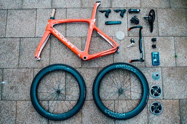 El montaje paso a paso de una Pinarello Dogma F10