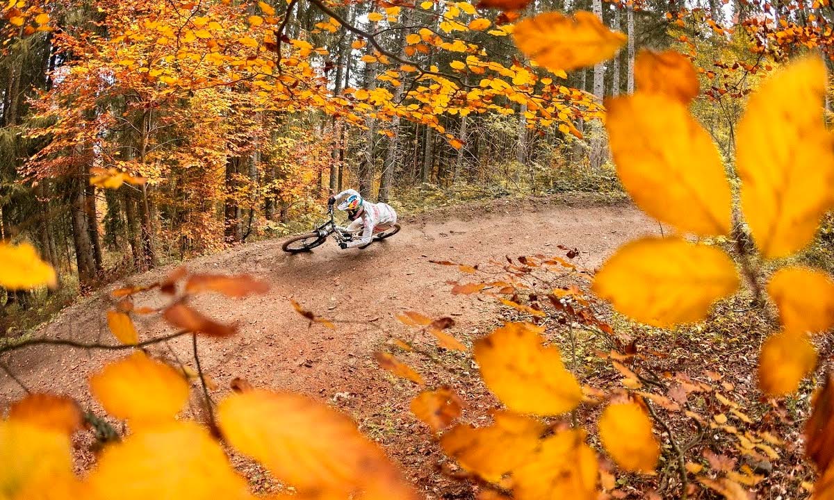 En TodoMountainBike: Myriam Nicole reanuda sus entrenamientos entre los colores otoñales de Morzine