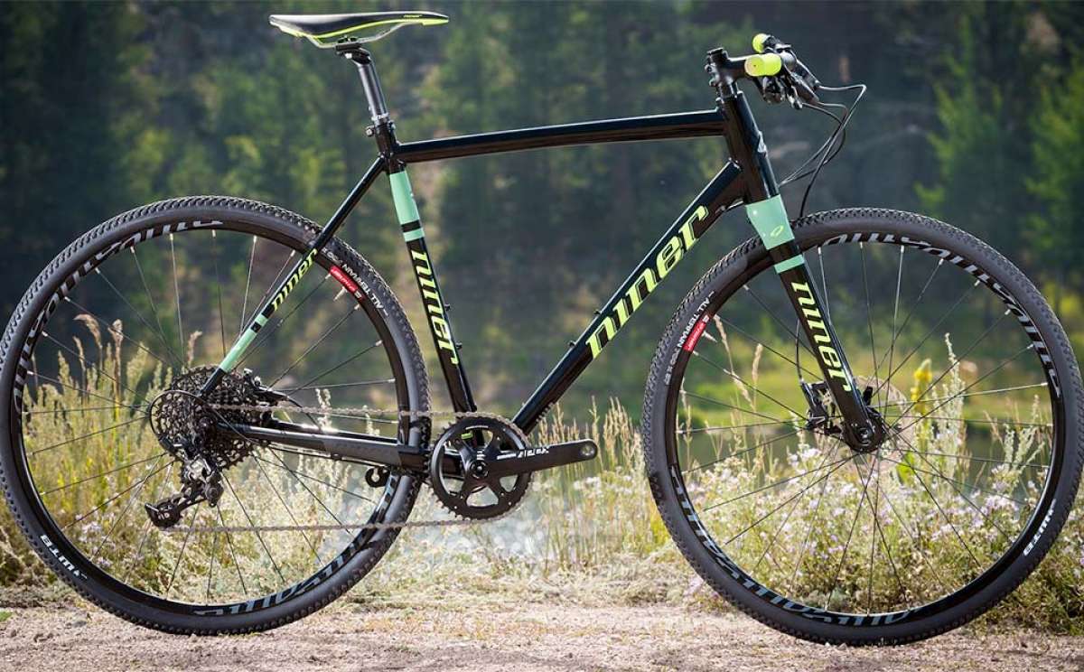 En TodoMountainBike: Niner RLT 9 Apex, una bici de Gravel con manillar plano para usarla a diario