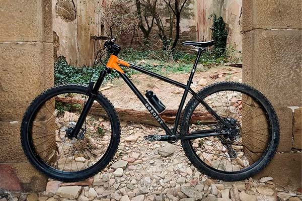 Nordest Cycles presenta la Britango TR, una rígida de acero con geometría más enfocada al Trail