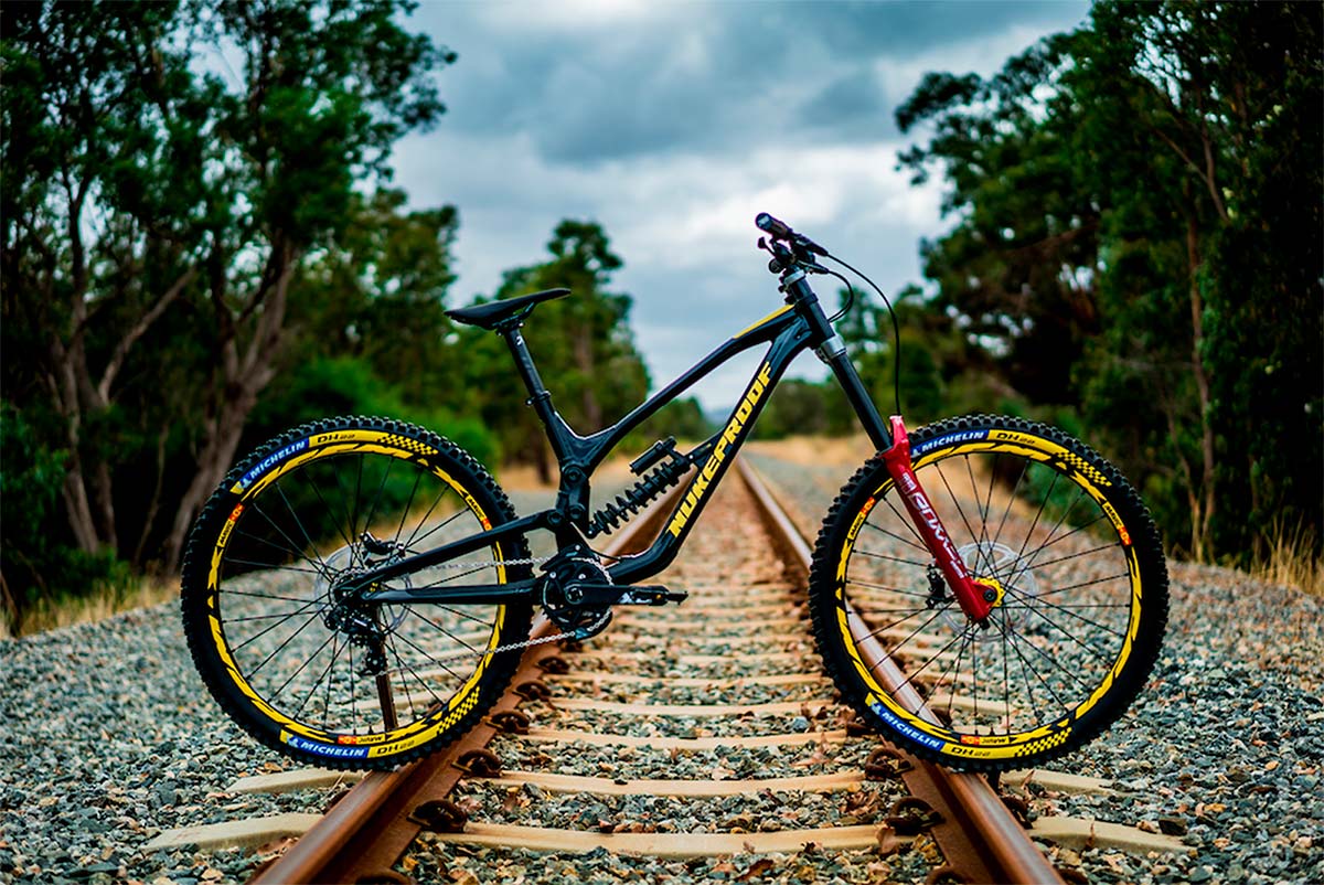 La Nukeproof Dissent en acción con Sam Hill