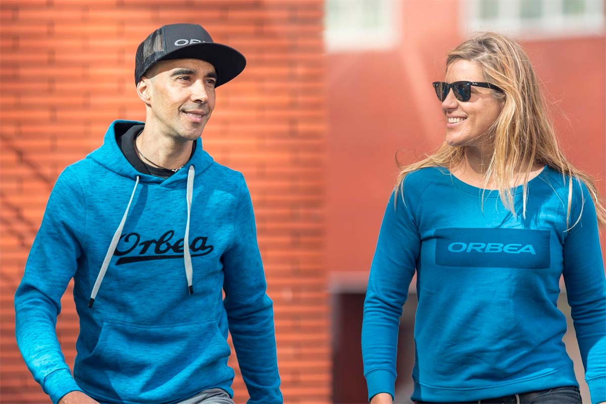 En TodoMountainBike: Orbea presenta su línea de ropa casual: camisetas, polos, sudaderas y gorras para el día a día