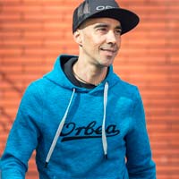 Orbea presenta su línea de ropa casual: camisetas, polos, sudaderas y gorras para el día a día