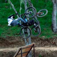 Brandon Semenuk y Ryan Howard en una espectacular sesión de Freeride rodando en paralelo