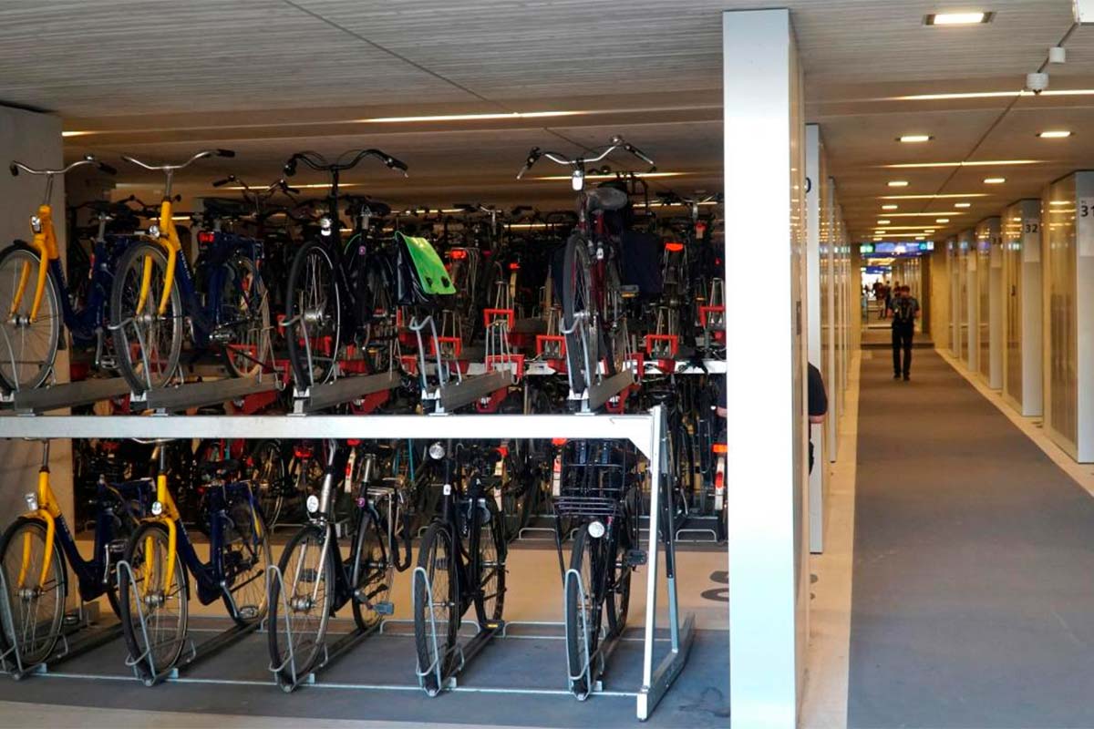 En TodoMountainBike: Holanda inaugura el parking para bicicletas más grande del mundo: tres plantas, 12.656 plazas y primer día gratuito