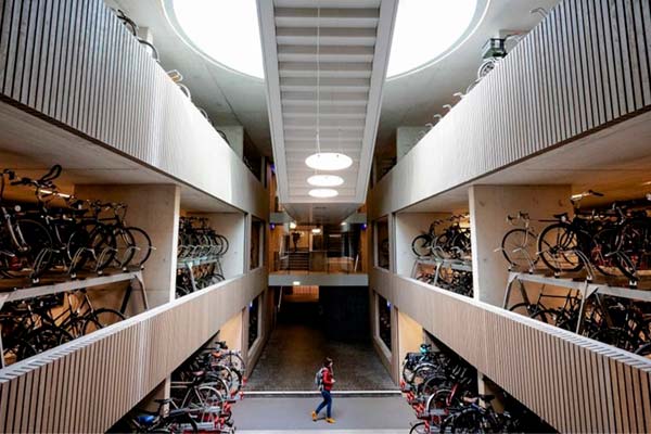 Holanda inaugura el parking para bicicletas más grande del mundo: tres plantas, 12.656 plazas y primer día gratuito
