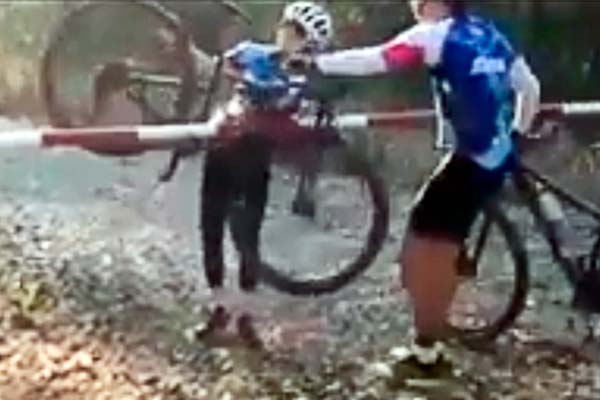 El más difícil paso por barrera de toda la historia del ciclismo de montaña