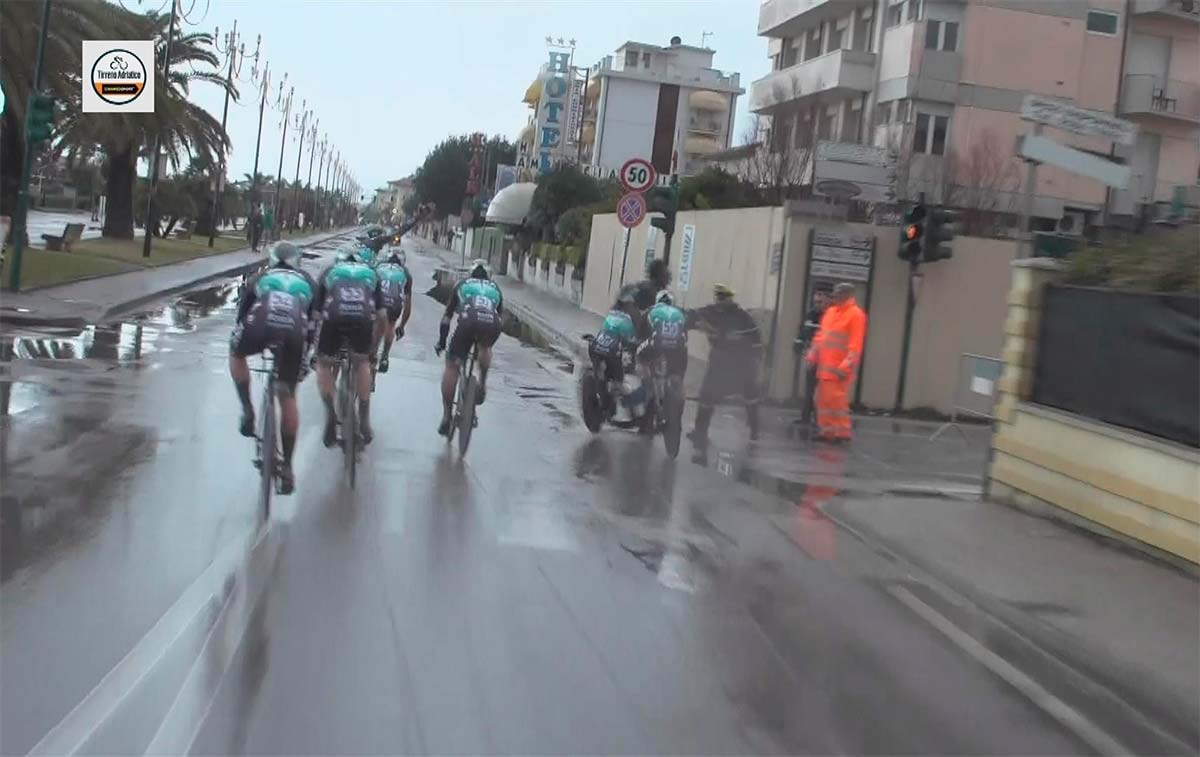 En TodoMountainBike: Brutal caída de dos corredores del Bora-Hansgrohe en la Tirreno-Adriático 2019 por un peatón imprudente