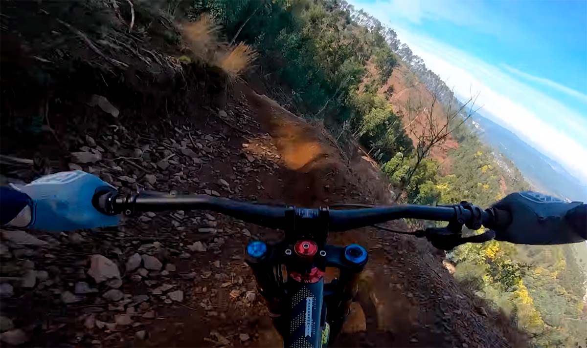El trazado de la Copa del Mundo de DH de Lousã (Portugal) con Luca Shaw del Santa Cruz Syndicate
