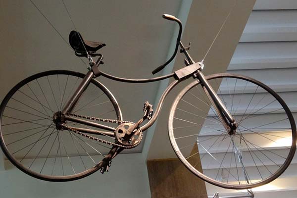 ¿Por qué las bicicletas llevan la transmisión en el lado derecho? Un poco de historia