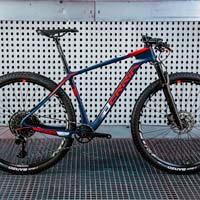 La Berria Bravo de 2020 en acción, una de las mejores bicis para empezar a competir