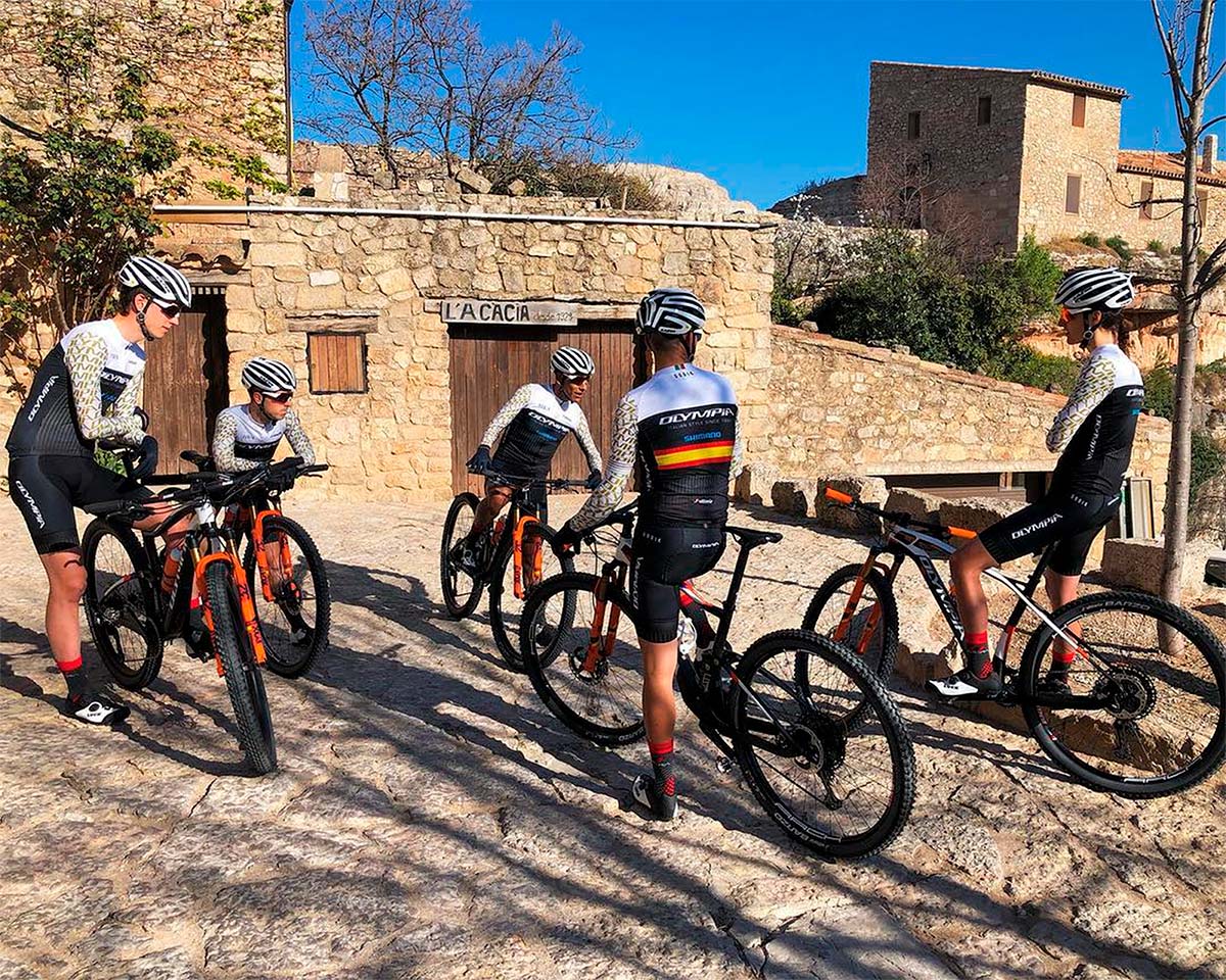 El Olympia Factory Cycling Team de 2019 en acción