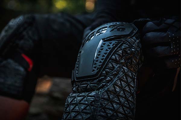 100% lanza una completa gama de protecciones para Mountain Bike