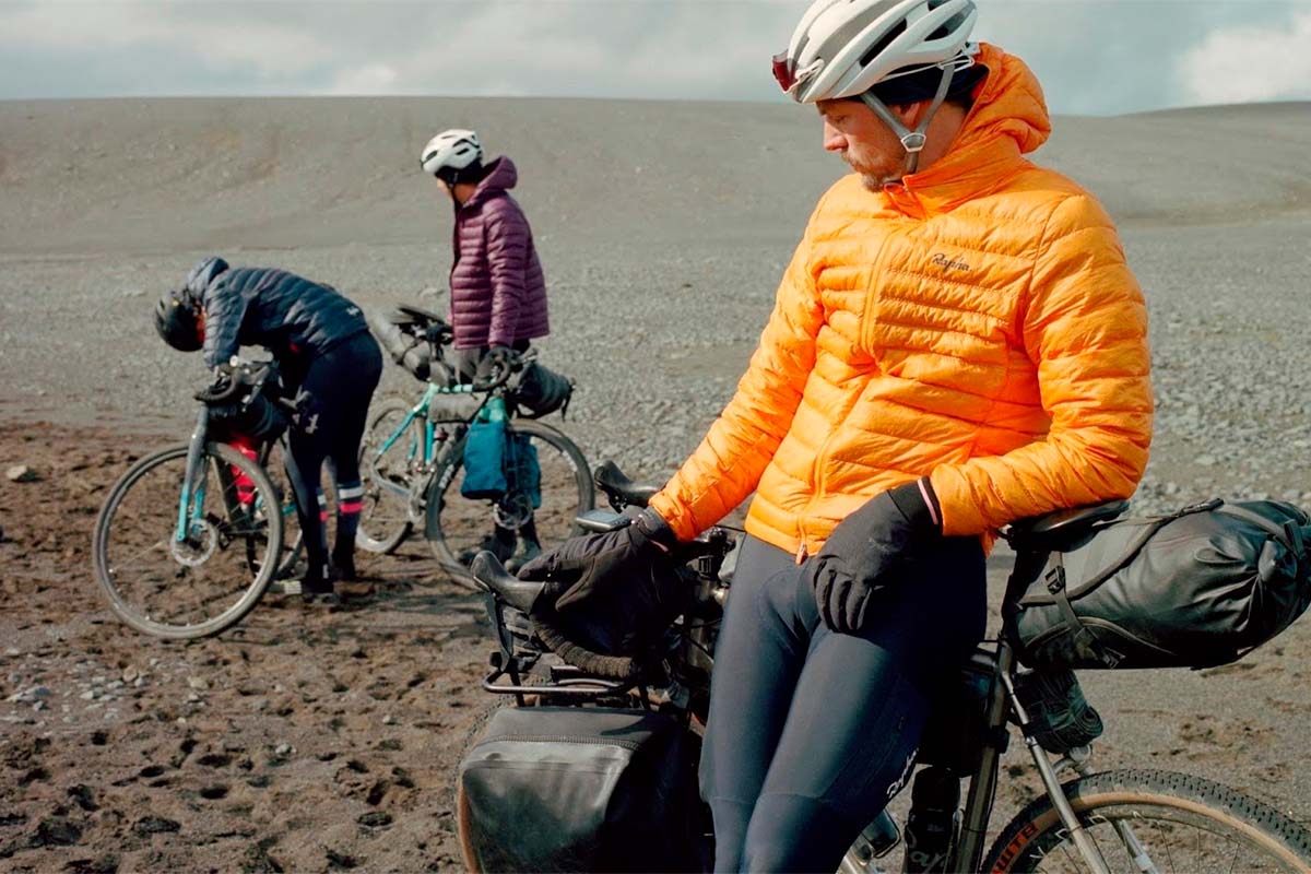 En TodoMountainBike: Rapha Explore Down, una chaqueta de plumón diseñada para cicloturistas