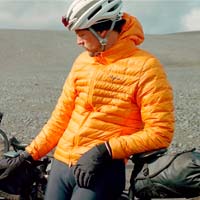 Rapha Explore Down, una chaqueta de plumón diseñada para cicloturistas