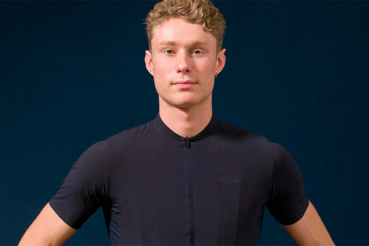 En TodoMountainBike: Rapha Silk Jersey, un maillot de seda que presume de ser el más ligero de la marca