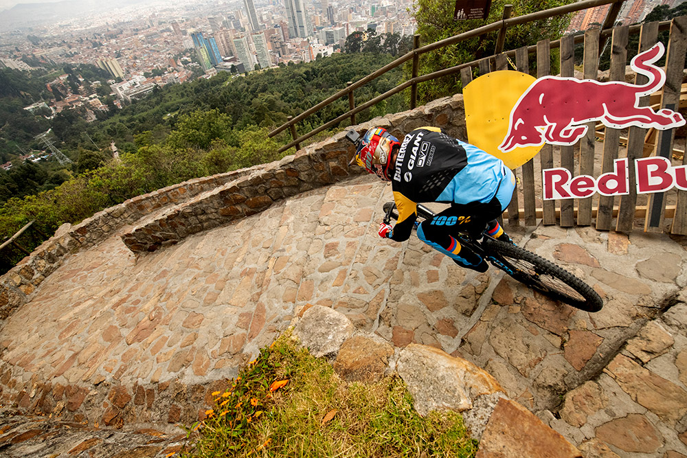 En TodoMountainBike: La Red Bull Devotos de Monserrate 2019 se lleva el Guinness a la carrera de DH urbano más larga del mundo