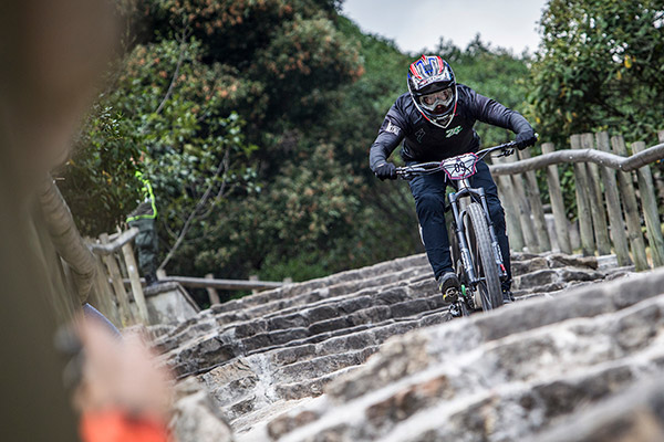 La Red Bull Devotos de Monserrate 2019 se lleva el Guinness a la carrera de DH urbano más larga del mundo