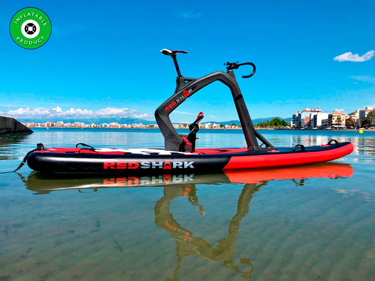 Ciclismo el agua con la Red Shark Bike Board, una acuática con plataforma inflable