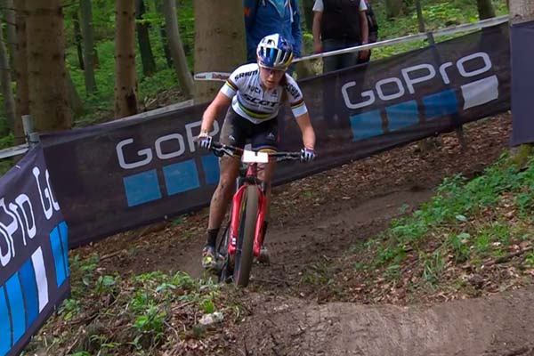 Copa del Mundo de XCO 2019: Kate Courtney gana con rotundidad en Albstadt