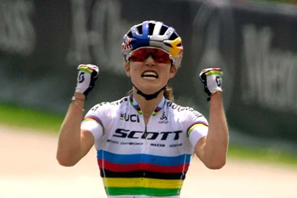 Copa del Mundo de XCO 2019: victoria aplastante de Kate Courtney en Nove Mesto