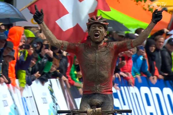 Copa del Mundo de XCO 2019: Mathias Flückiger gana en Albstadt una carrera pasada por agua
