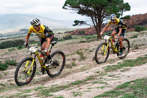 Absa Cape Epic 2019: Schurter-Förster y Langvad-Van der Breggen repiten victoria en la primera etapa