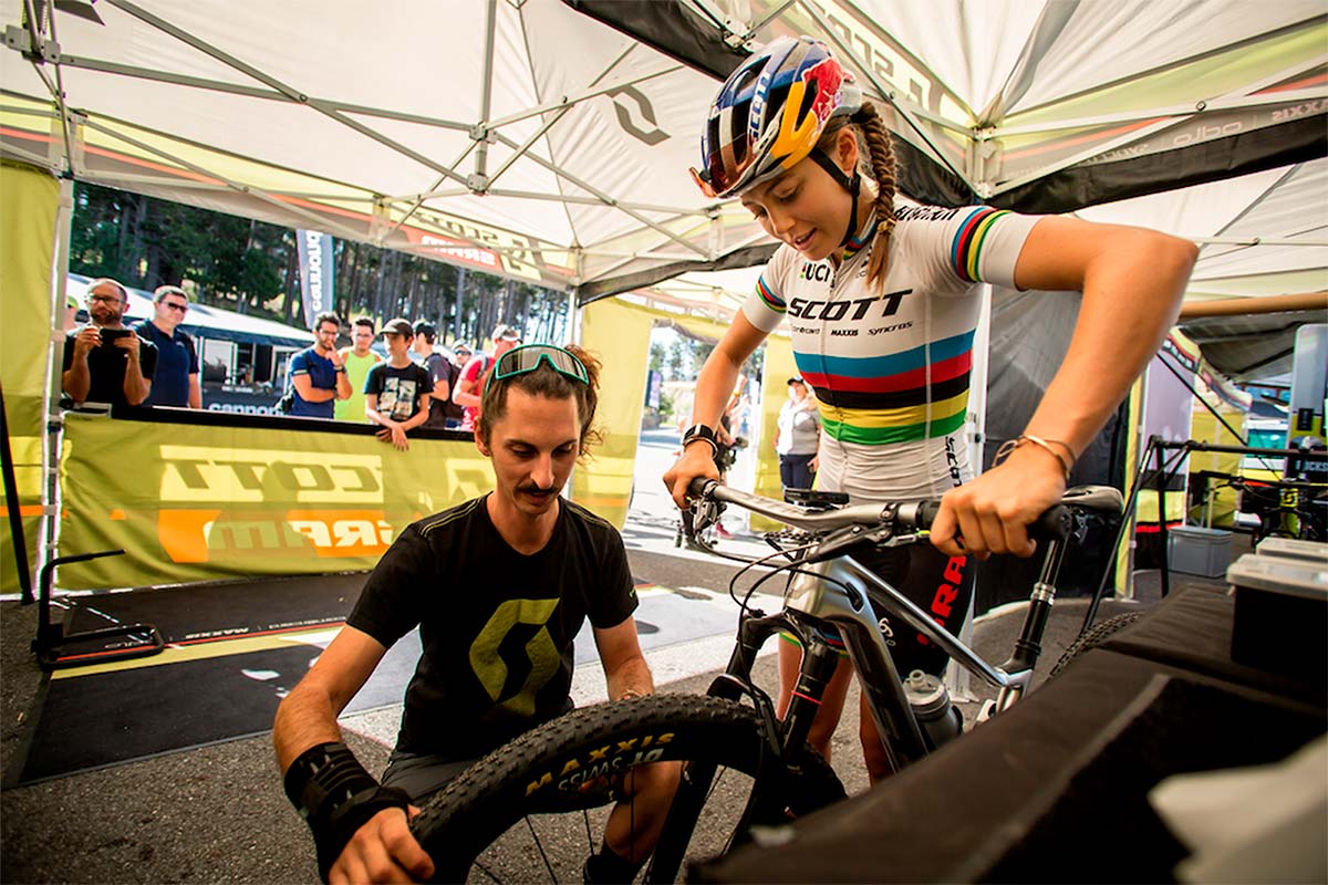 Tercer episodio de 'Rising', los ajustes de la bicicleta de la campeona del mundo de XCO Kate Courtney