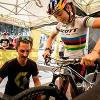 Tercer episodio de 'Rising', los ajustes de la bicicleta de la campeona del mundo de XCO Kate Courtney