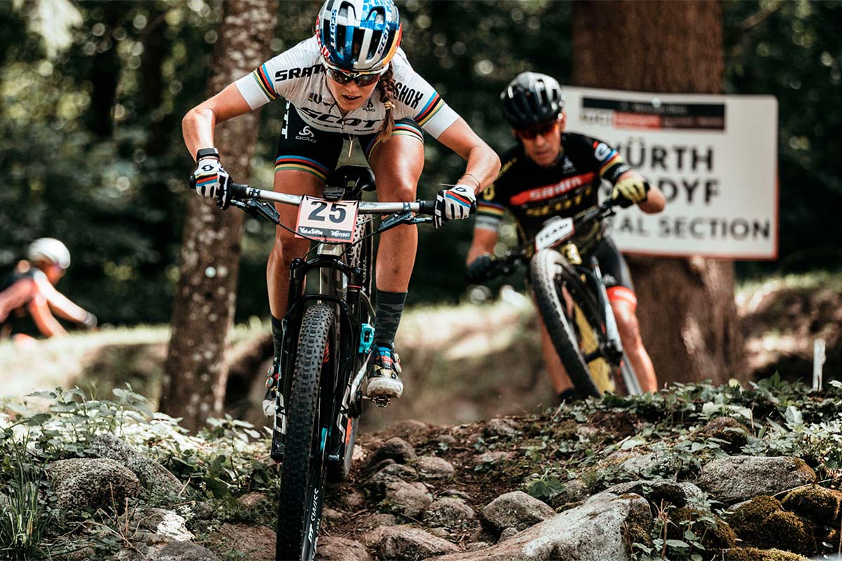 Cuarto episodio de 'Rising', los entrenamientos técnicos de la campeona del mundo de XCO Kate Courtney