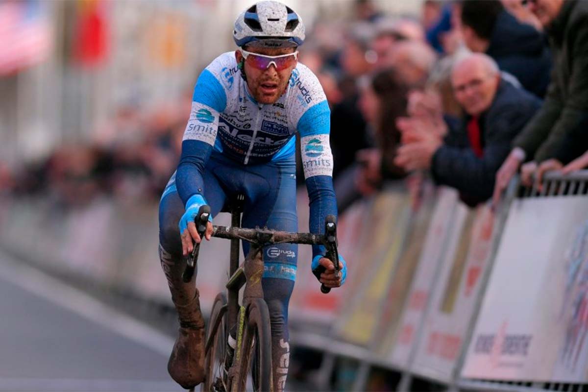 En TodoMountainBike: El ciclista holandés Robbert de Greef en estado crítico tras sufrir un infarto en plena carrera