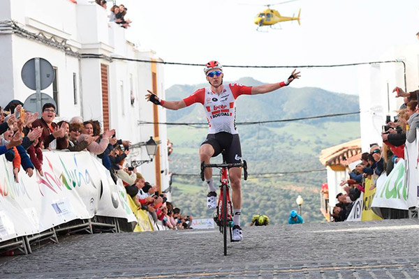La Vuelta a Andalucía 2019 arranca con un tramo de su recorrido saboteado con aceite