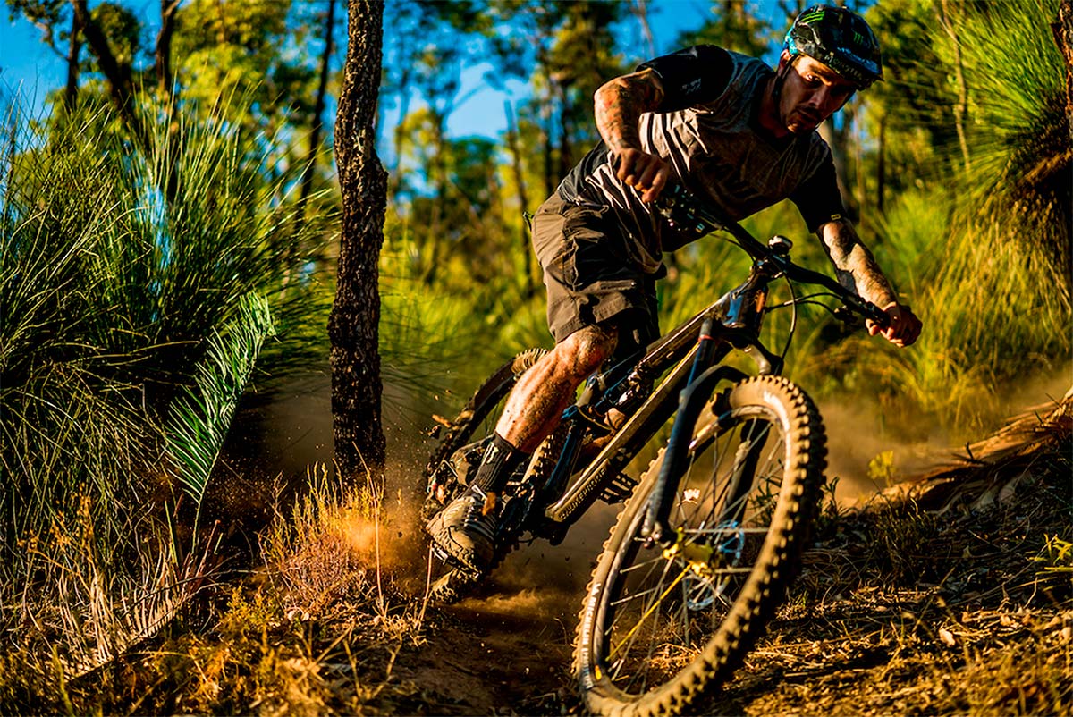 En TodoMountainBike: La Nukeproof Reactor de 2020 en acción con Sam Hill