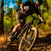 La Nukeproof Reactor de 2020 en acción con Sam Hill