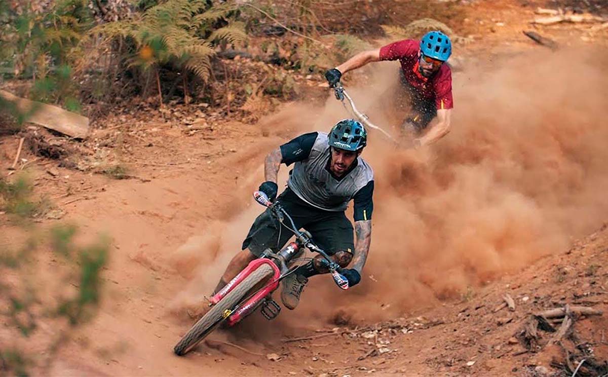 En TodoMountainBike: Un mano a mano entre Sam Hill y Kilian Bron, ¿quién es más rápido?