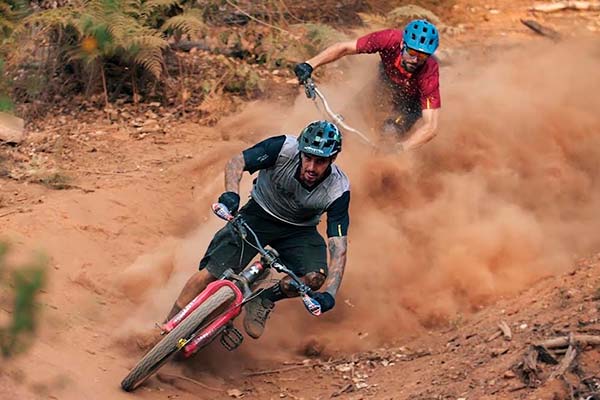 Un mano a mano entre Sam Hill y Kilian Bron, ¿quién es más rápido?