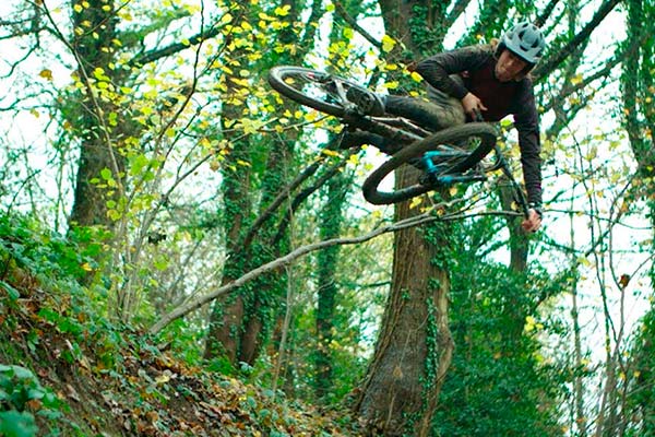 La Santa Cruz Chameleon Carbon C de 2019 en acción con Craig Evans