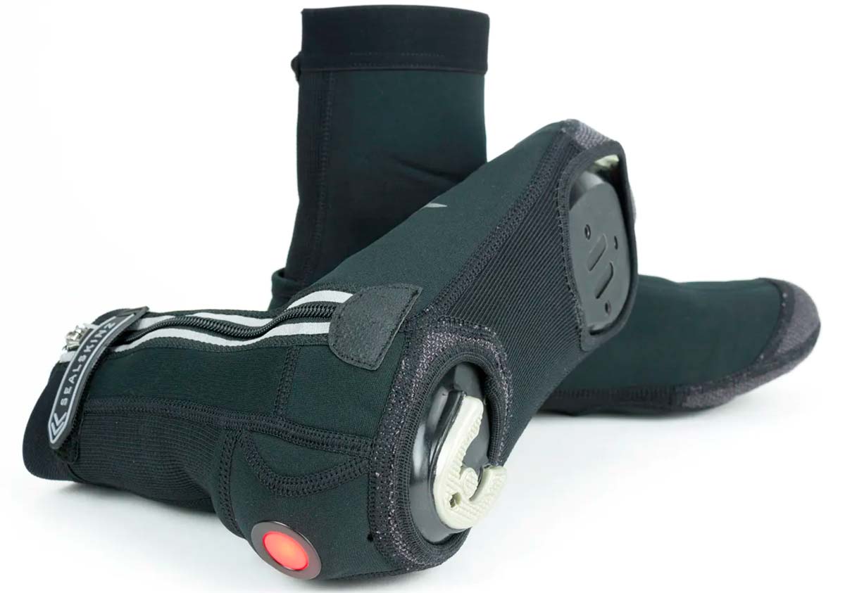 En TodoMountainBike: Sealskinz All Weather LED, unos cubrebotas con luz integrada visible a más de 500 metros