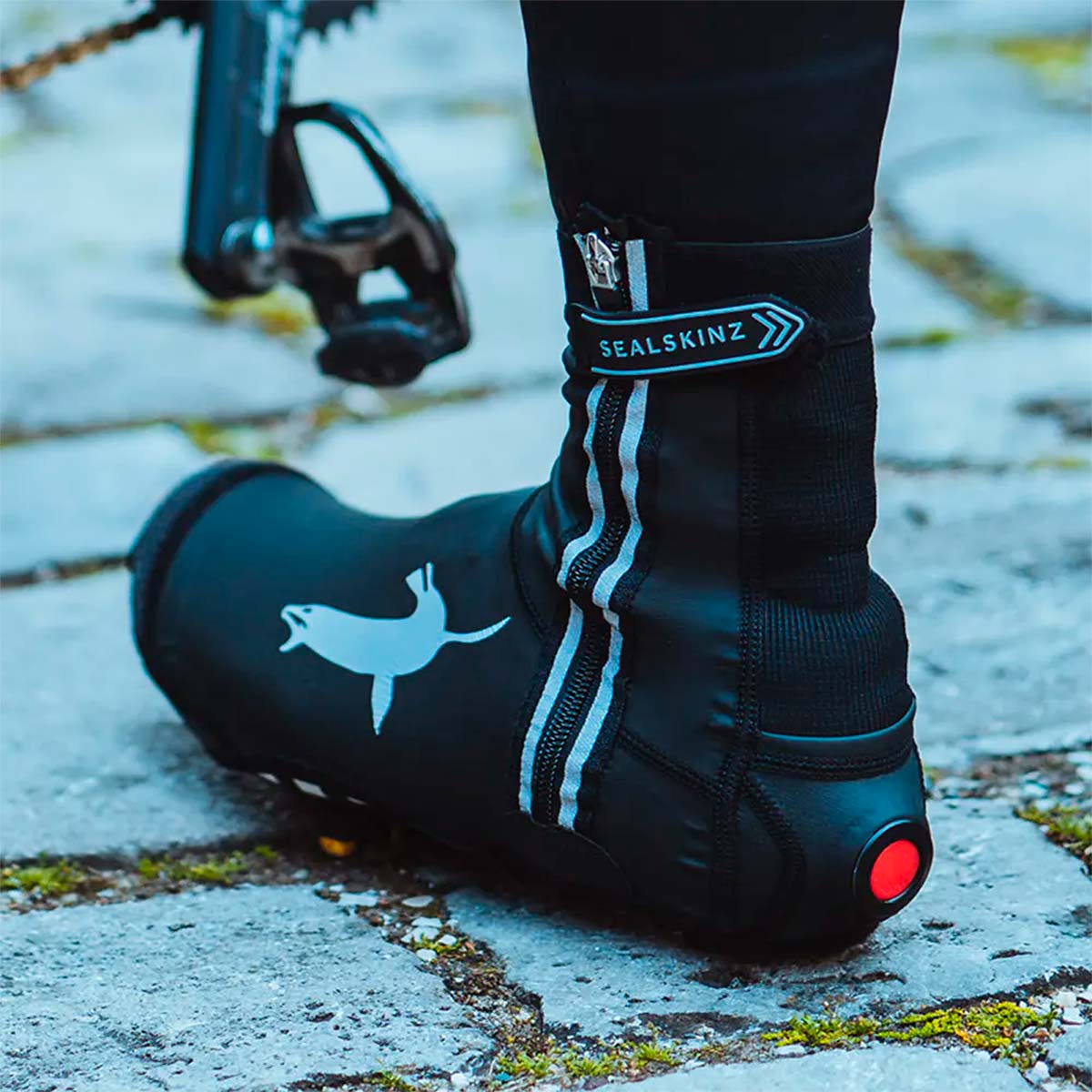 En TodoMountainBike: Sealskinz All Weather LED, unos cubrebotas con luz integrada visible a más de 500 metros