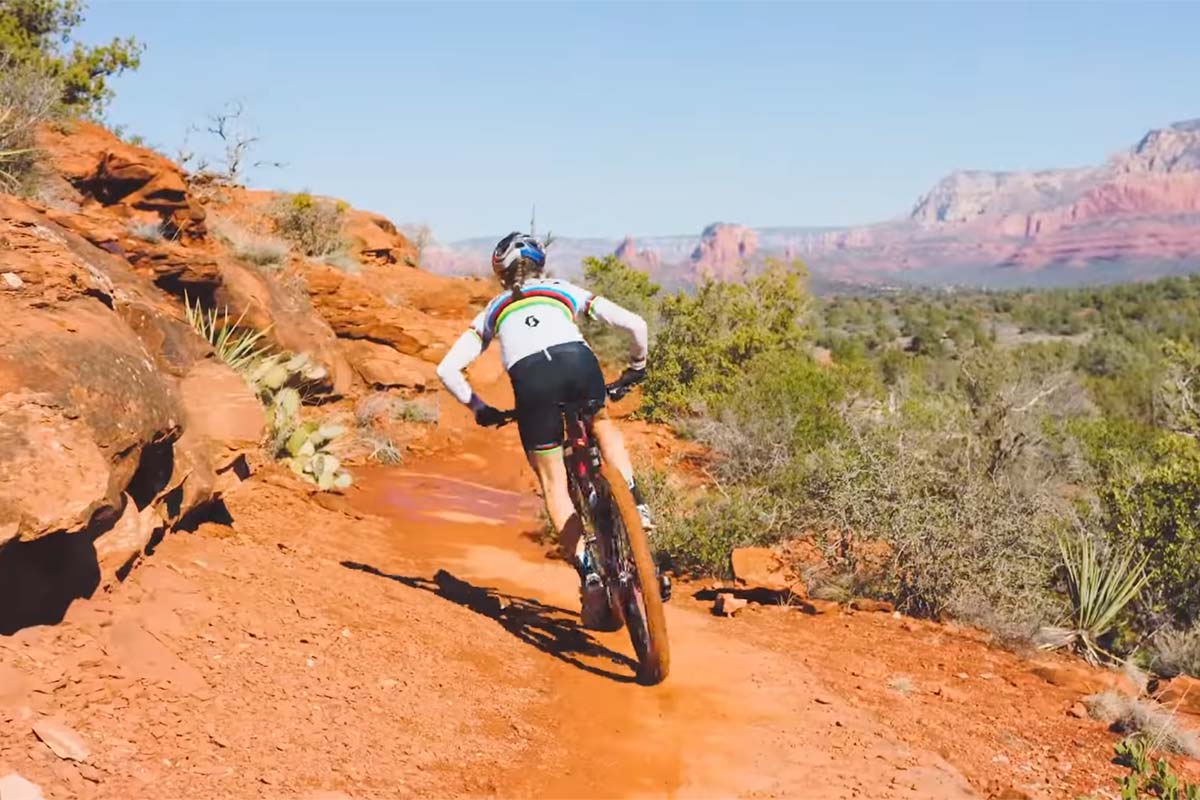 En TodoMountainBike: El sonido de la velocidad: un día de entrenamiento con Kate Courtney por los senderos de Sedona