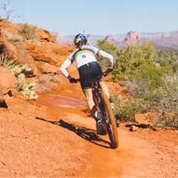 El sonido de la velocidad: un día de entrenamiento con Kate Courtney por los senderos de Sedona