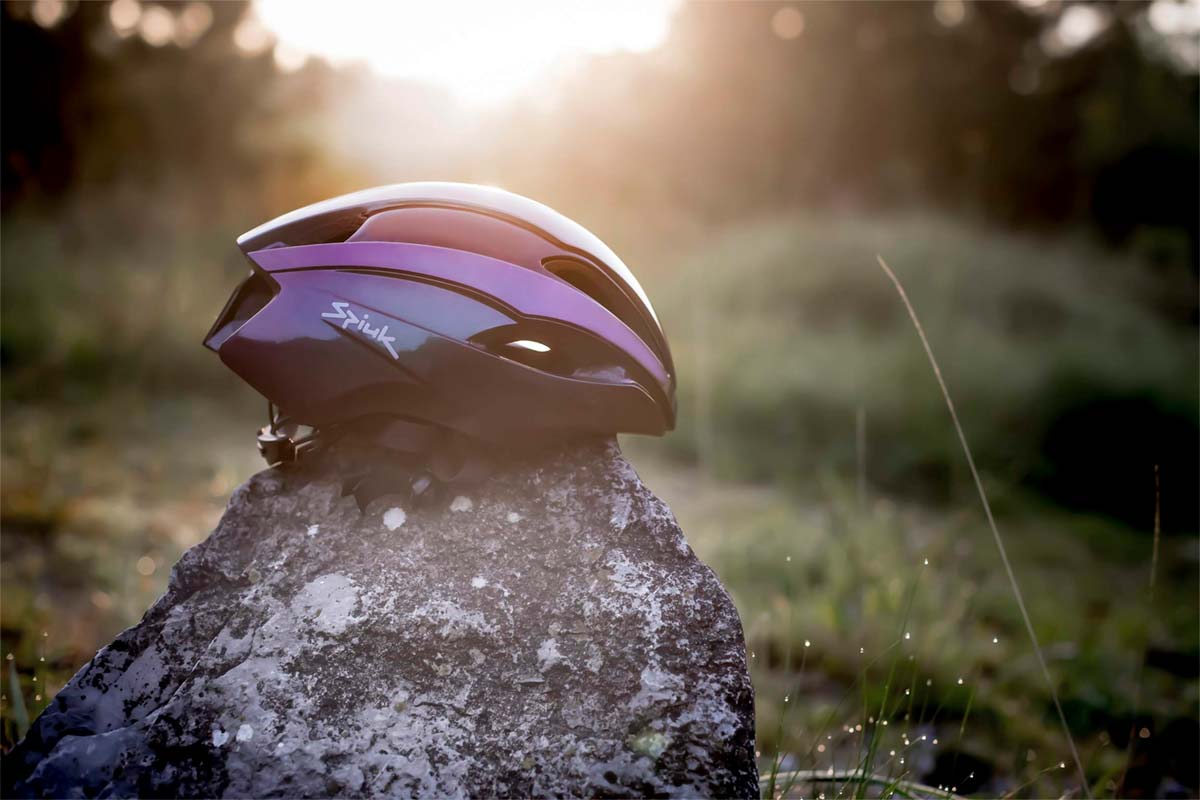 Spiuk Korben, un casco de carretera y XC con acabado metalizado y líneas futuristas