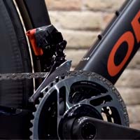 La tecnología de los grupos electrónicos e inalámbricos SRAM AXS con Ibon Zugasti y Sandra Jordá