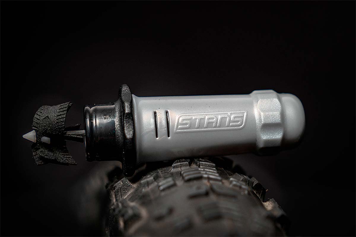 En TodoMountainBike: Stan's NoTubes presenta DART, un sistema de reparación de pinchazos que reacciona químicamente al líquido sellante