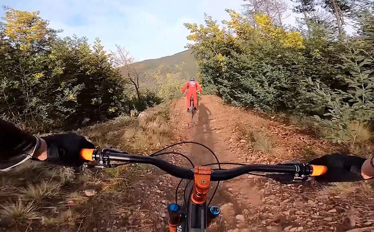 En TodoMountainBike: Steve Peat y Loris Vergier probando las suspensiones de FOX en Lousã (Portugal)