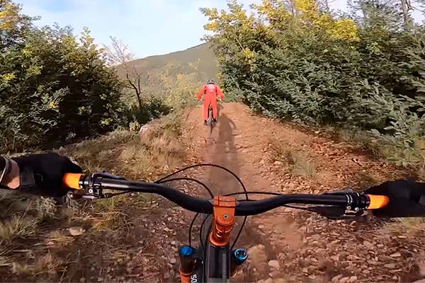 Steve Peat y Loris Vergier probando las suspensiones de FOX en Lousã (Portugal)