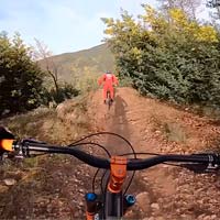 Steve Peat y Loris Vergier probando las suspensiones de FOX en Lousã (Portugal)