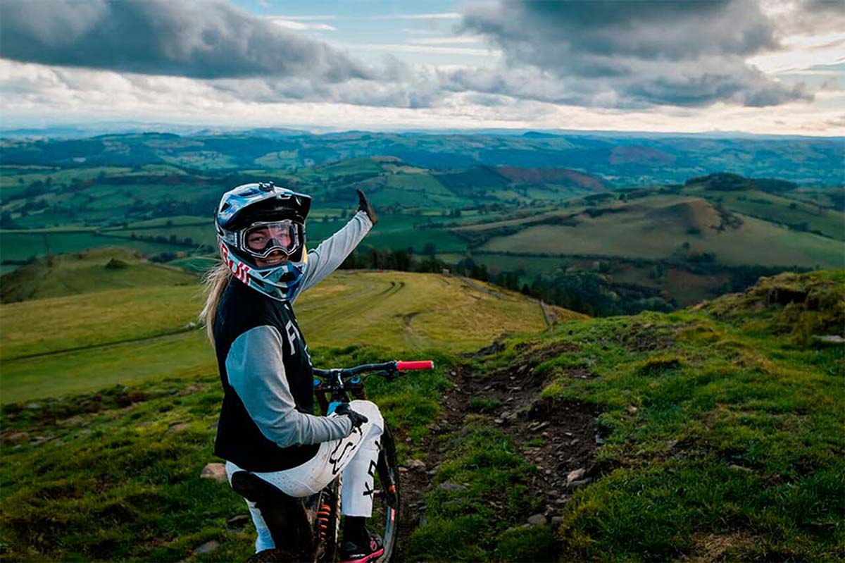 En TodoMountainBike: Conociendo en la intimidad a Tahnée Seagrave, una de las mejores pilotos de DH del mundo