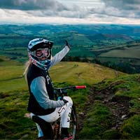 Conociendo en la intimidad a Tahnée Seagrave, una de las mejores pilotos de DH del mundo